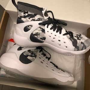 New in box men’s LI-NING  basketball sneakers